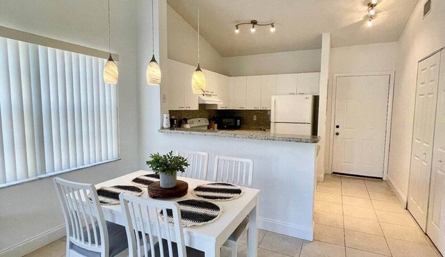 270D - Boca Retreat w/Pool, Parking, Near Evert Tennis & Shops in Boca Raton