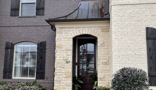 3 bdr & 3.5 baths condo off S. Lamar and minutes from The Square and Ole Miss!