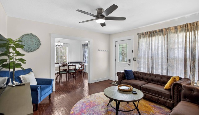 3 bedroom/1ba home King bed+2 Queen beds quiet, safe area close to everything