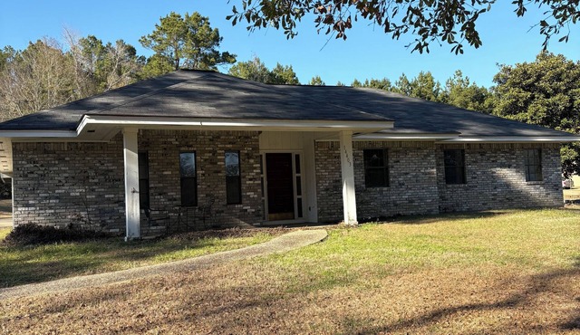 3-bedroom house in a quiet rural area just outside Jasper.