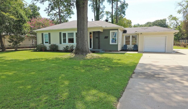 3-bedroom house near Forsythe. Pet friendly! Fenced yard. Perfect for groups!