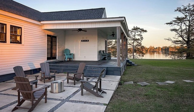 3-bedroom house on beautiful Lake Bruin in Saint Joseph with AC, WiFi