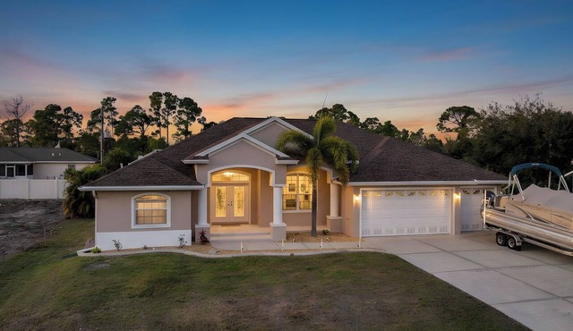 3-bedroom house w/Saltwater Pool in Boating community