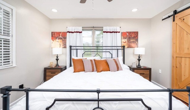 3 mi to Cabrini | 4TVs | King 🛏 | W/D| Free🅿️| Pet✅