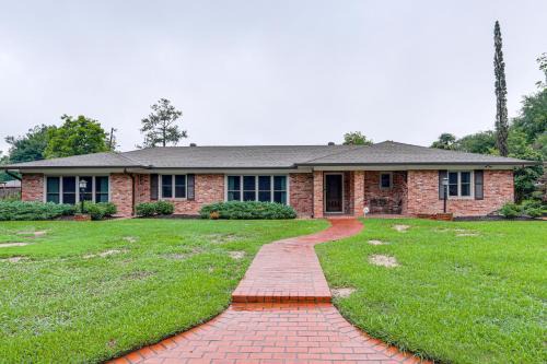 3 Mi to Dtwn Alexandria: Family Home w/Hot Tub!