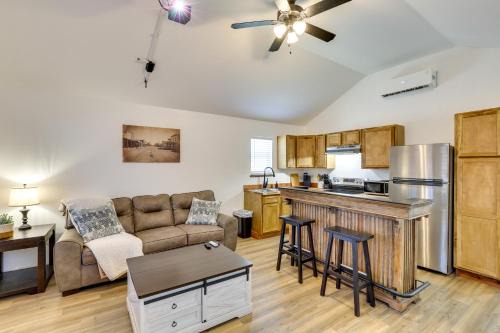 3 Mi to Sabine River: East Texas Cabin Hideaway
