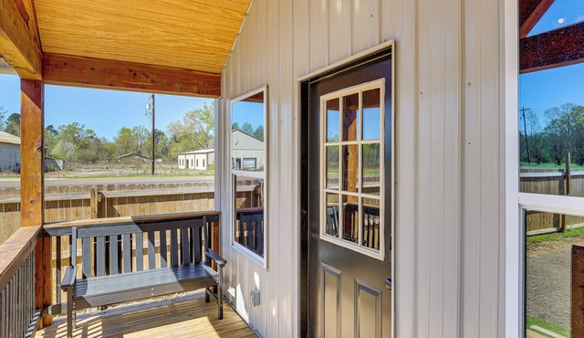 3 Mi to Sabine River! Modern Cabin Retreat