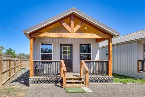 3 Mi to Sabine River! Modern Cabin Retreat