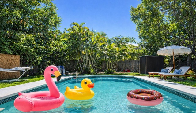 3-Min to beach! King bed I BBQ I Firepit & Pool
