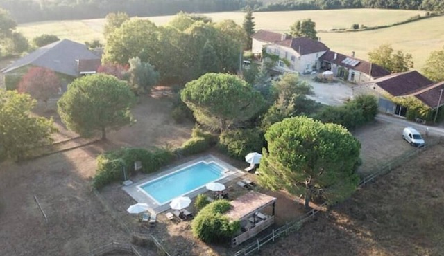 30-square-meter studio, 2 beds, shower room, private terrace in Gers