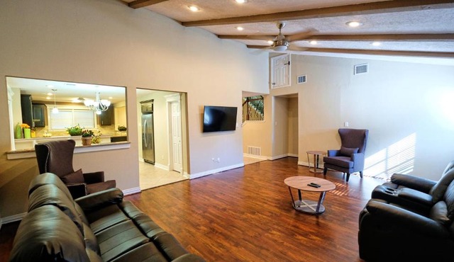 350k Home, 5 BDR, Up to 16 guest, Middle of Town - Templar