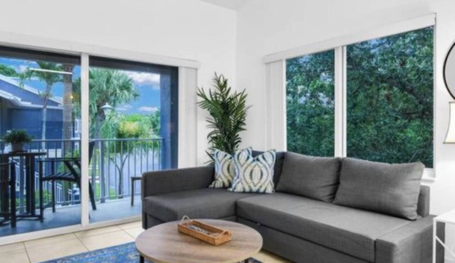 360D - Boca Retreat w/Pool, Parking, Near Evert Tennis & Shops