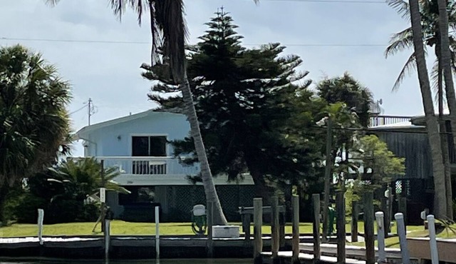 3bd 3ba Island Oasis Beach Front with a dock-Perfect Event space