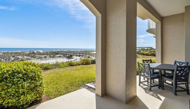 3BR Luxury Oceanfront Condo - Pool - Gated Complex