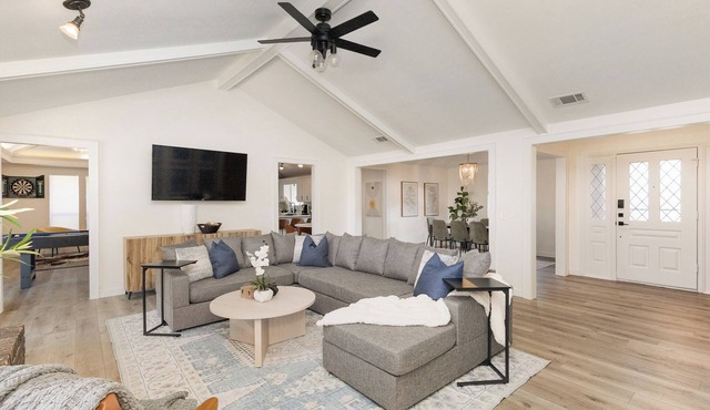 3BR Oasis with Heated Pool, Hot Tub and King Bed in Allen