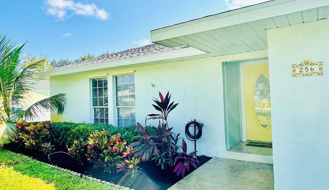 4-bedroom Oasis with Private Pool & Hot-tub- Minutes to Beaches