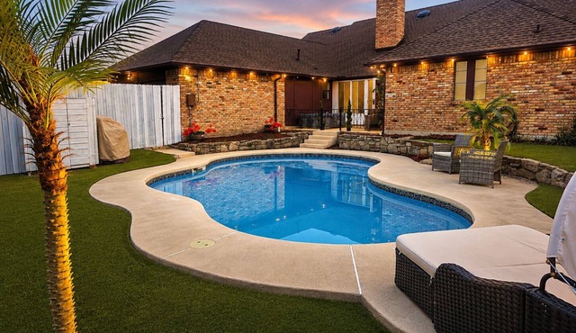 4-bedroom/Study/Sunroom/heated Pool house near Airport and Stadium