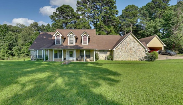 4 Mi to Cross Lake! Spacious Home Near Restaurants