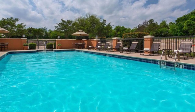 4 Pet-Friendly Units Close to LBJ Museum, Outdoor Pool, FREE Parking!