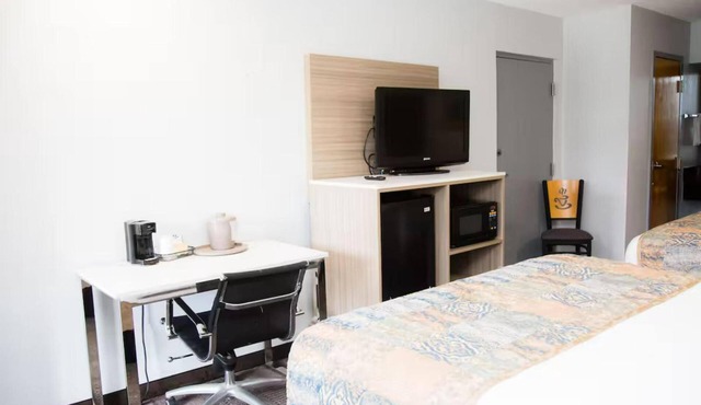 4 Rooms near Oak Tree Nature Preserve | Group Stay Accommodation| Free Parking