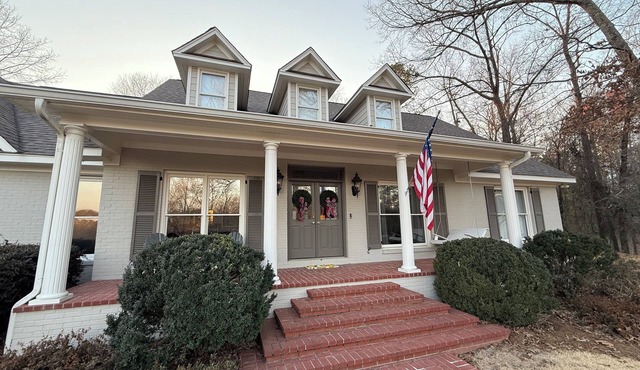 4BR/4Bath right off the Square w/2 King Beds!