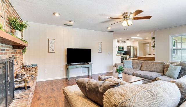 5 Mi to Silver Springs State Pk: Gem w/Game Room!