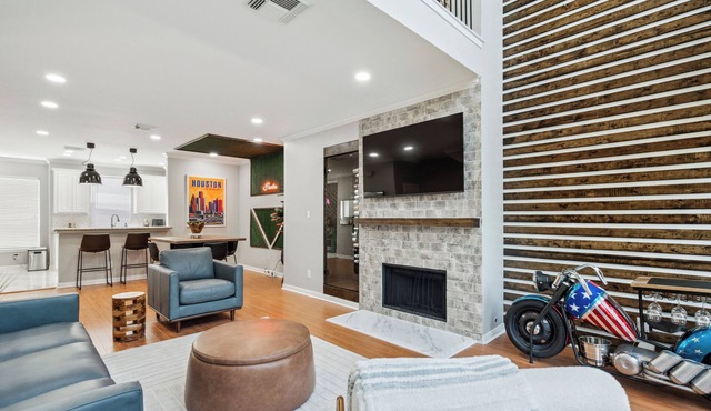 5 Minutes to Downtown + GARAGE! Near Med Center/NRG/George R Brown Convention