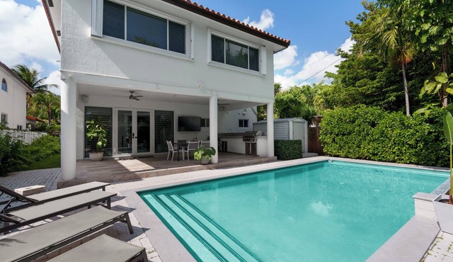 5BR 9-Bed Central Miami Spacious Villa, Pool, Grill & More