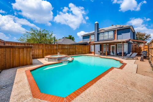 6 Bedroom Home with Pool, Centrally Located
