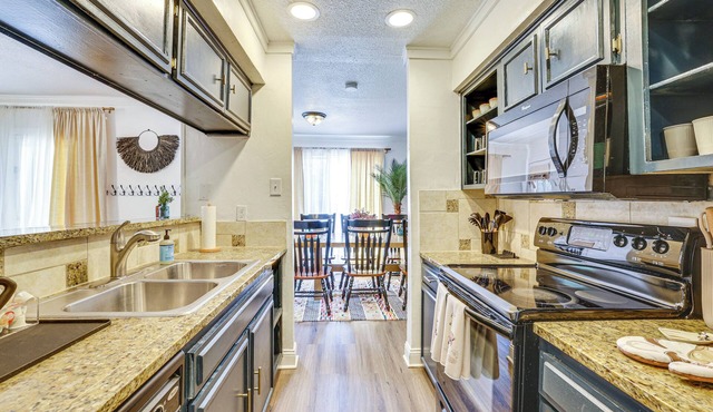 6 Mi to At&t Stadium! Texan-themed Townhome