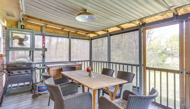 6 Mi to Ellen Trout Zoo: Family Home w/Yard!
