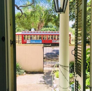 6BR 3 BA HUGE, Balcony, Cemetery, Streetcar sleeps 12!