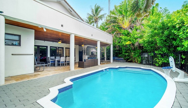 6BR Spacious Miami Shores, Private Pool, Home Cinema, Grill