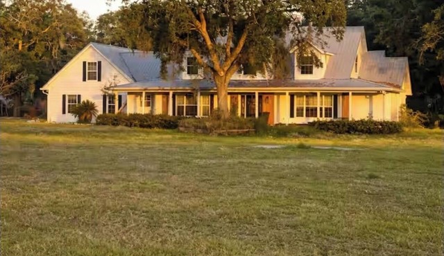 7BR/4BA Modern Farmhouse Retreat on Private Acreage