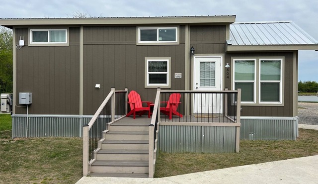 804 Cozy Loft cabin with WiFi, AC in charming Honey Grove