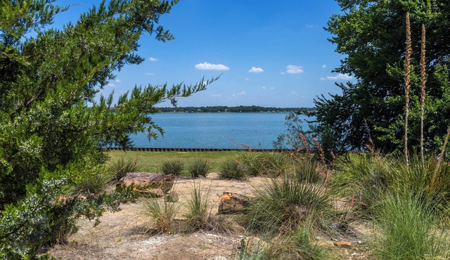 A BEAUTIFUL LUXURY HOME AWAY HOME IN GARLAND TX.