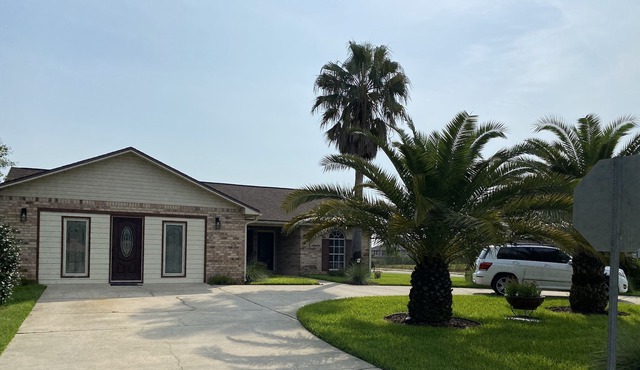 A beautiful newly remodeled home close to the beach and Pensacola
