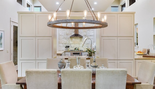 Above Longhorn I Pool I 7mi to Downtown Family Fun I Luxe Services in Austin