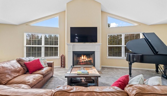 Aidan`s Mountainside Manor: Serene, Spacious Elegance near Adventure in Russellville