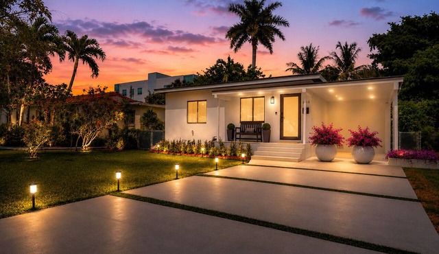 Airport Casita Fully Remodeled Private Backyard 2-Min Walk to IHOP & Golf