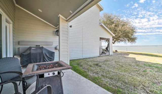 Airy Lake Livingston Townhome with Shared Pool!