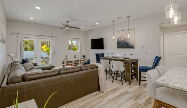 All new, lovely, spacious 3bd/2bth unit sleeps 8!