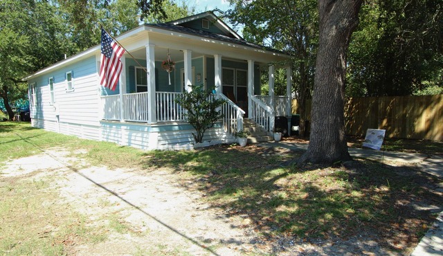 Annie's Cottage- Your Spring Fling Getaway in Bay St. Louis! 2 Adjustable Queens