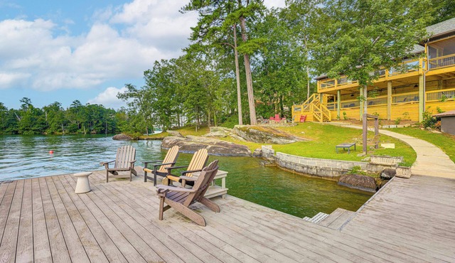 'Arcade Cove' - Renovated Lake Martin Home w/Dock