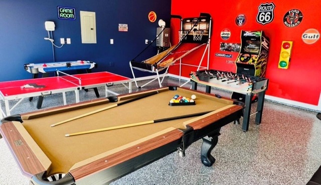 Arcade Game Room - BBQ Grill - Backyard - near The Woodlands