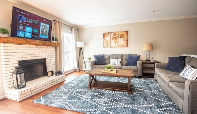 Ashwood Heights | 2.5 Baths/King Beds/Free Parking