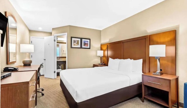 Aurora Inn in Modesto