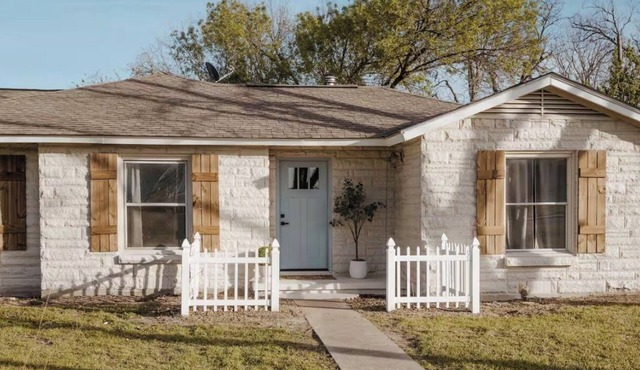 Bagby Bunkhouse Beautiful Cottage 7 minutes from Baylor and Magnolia Pond