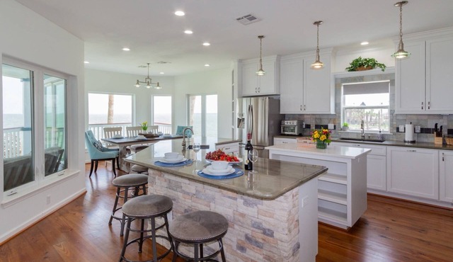 Bay Front Water Views & Fishing Pier|Huge Deck|View of Kemah Boardwalk|Close to Beach & NASA|WiFi