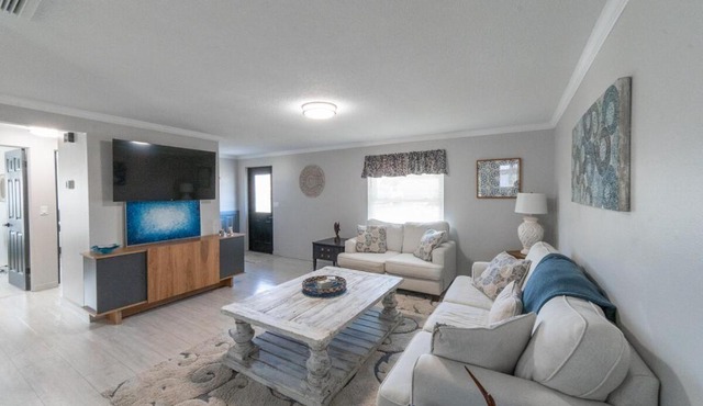 Bayshore Retreat, HUGE Private Yard & Fire Pit & Screened In Patio, Near Beaches